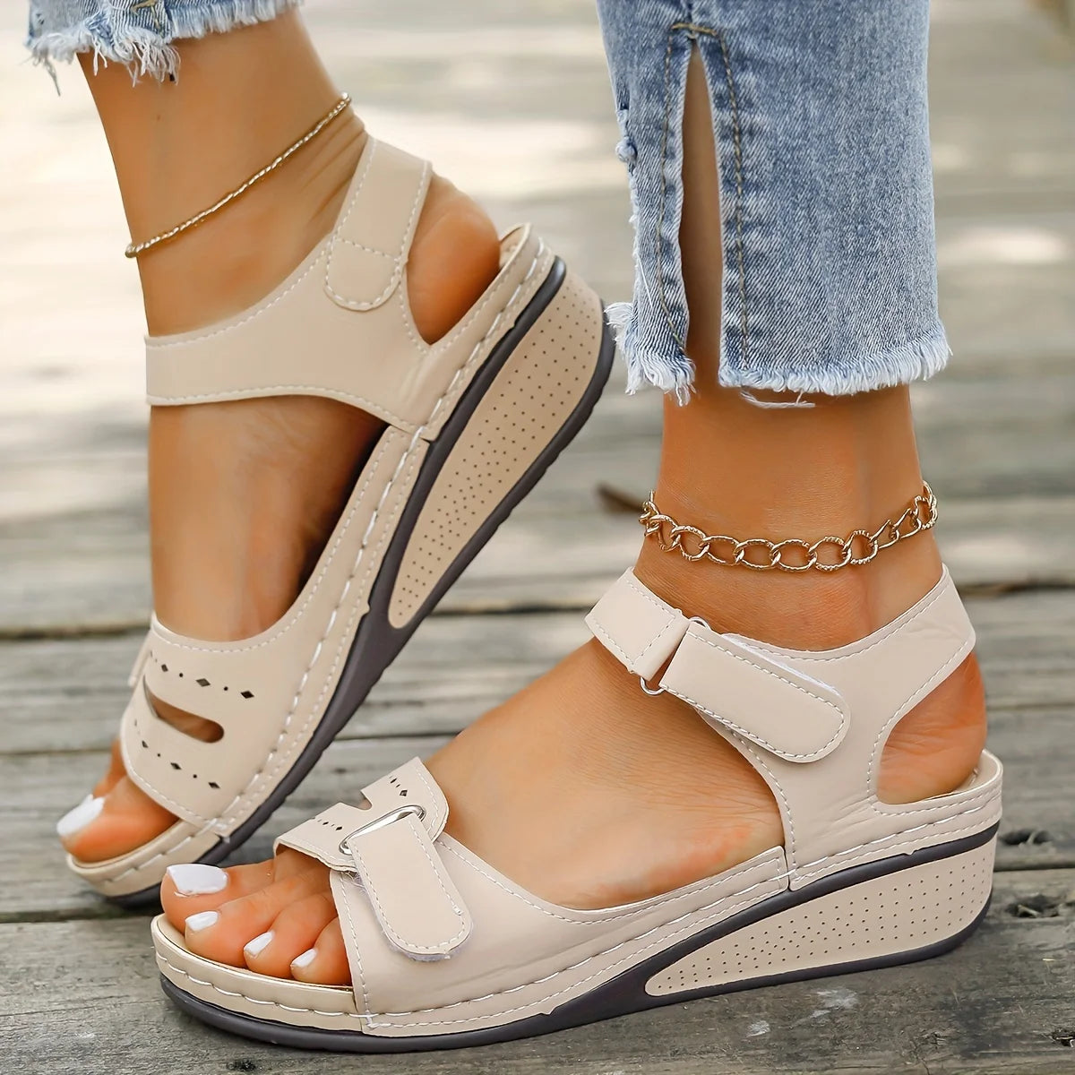 Aloura – Kilklackade Sandaler med Spänne