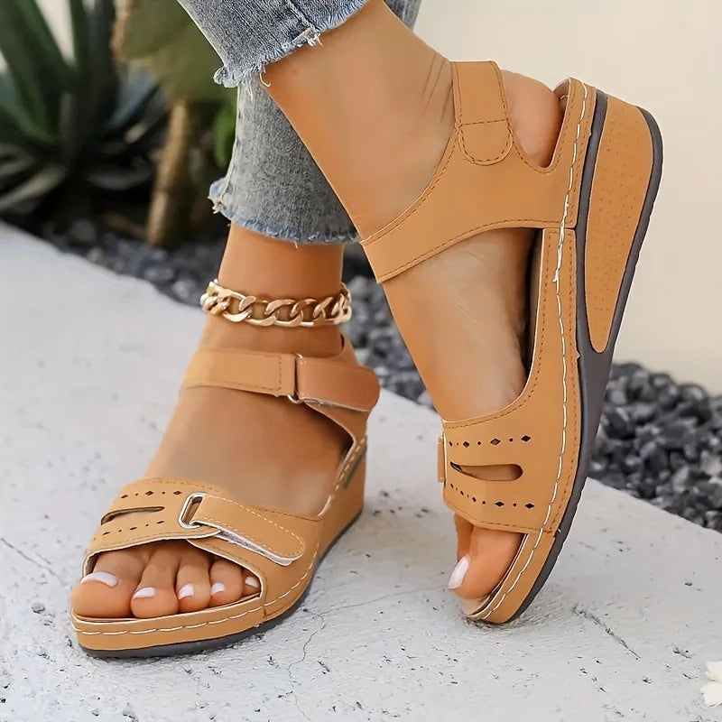 Aloura – Kilklackade Sandaler med Spänne